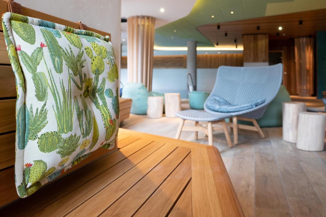 Das James Flensburgo Exterior foto The interior of the new spa at The Dorchester