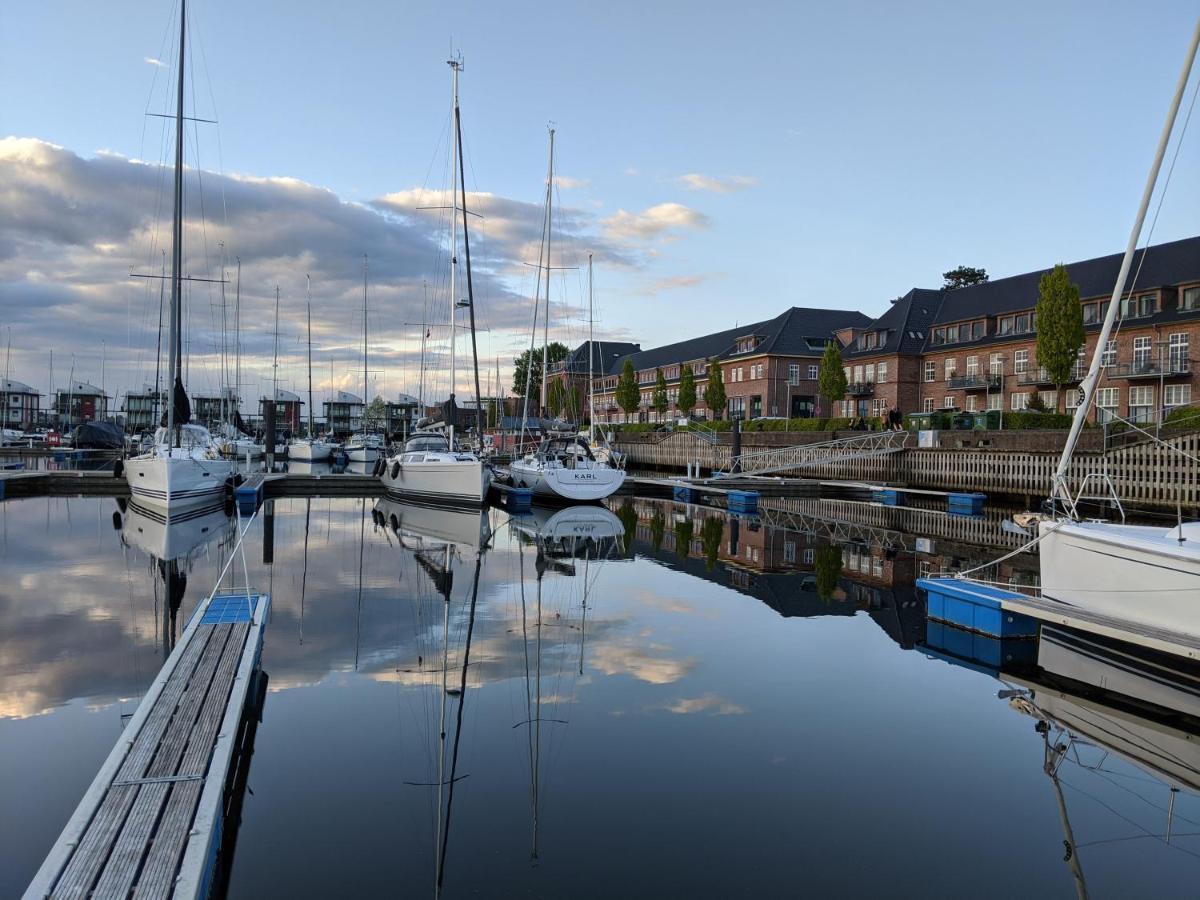 Das James Flensburgo Exterior foto The marina at the centre of the development
