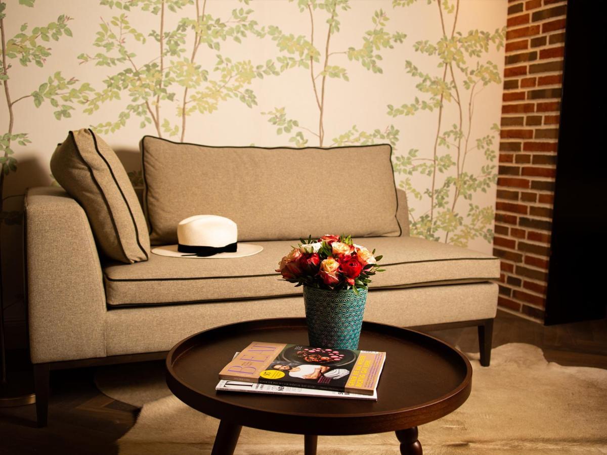 Das James Flensburgo Exterior foto A sofa